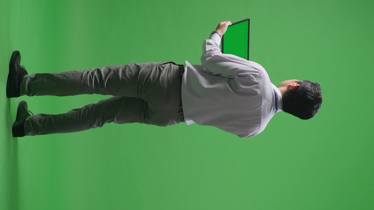 hombre con una computadora portátil en la pantalla verde