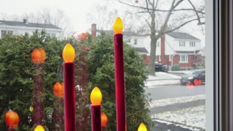 Lámparas-De-Velas-Rojas-En-El-Alféizar-De-La-Ventana-En-Navidad