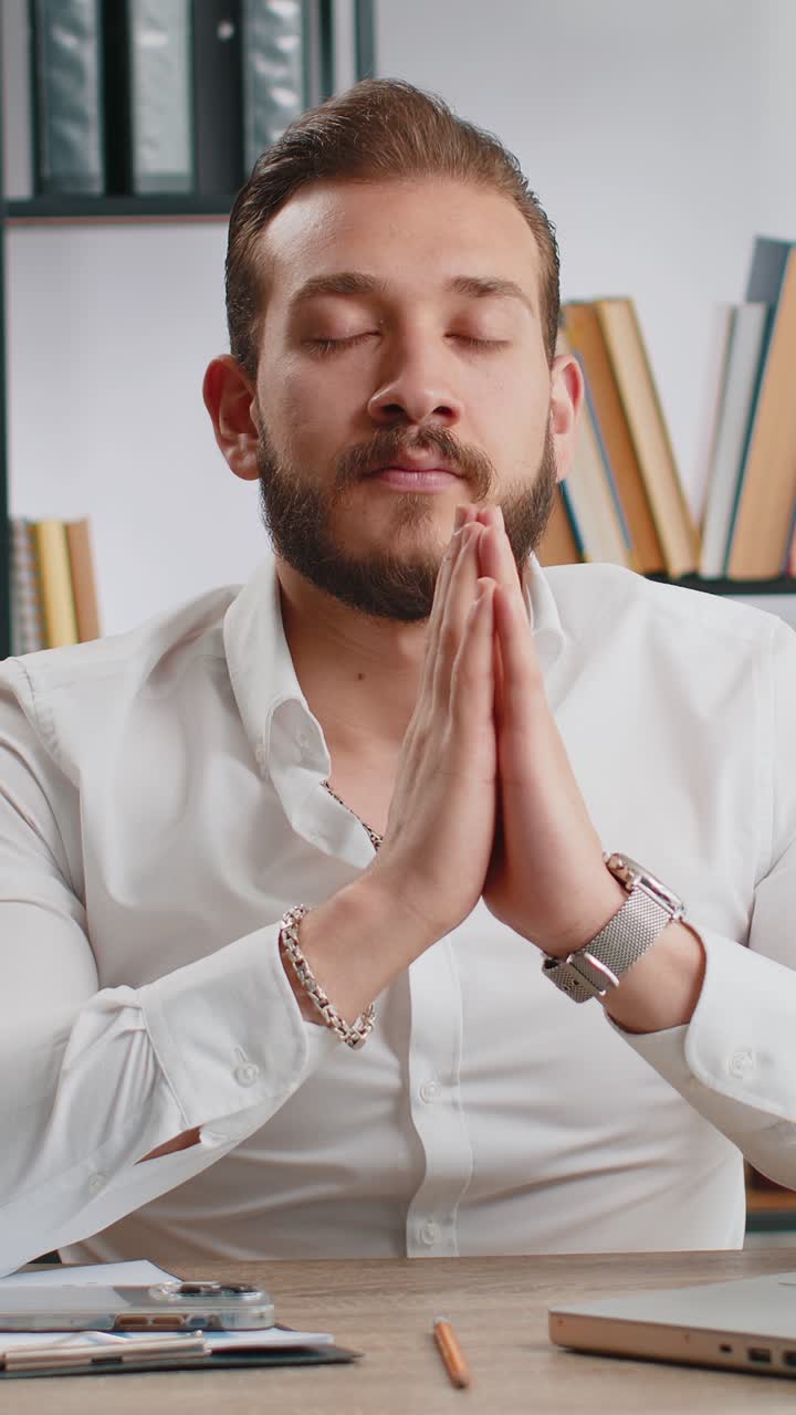 Homem de negócios trabalhando em laptop meditando fazendo exercício de respiração de ioga na posição de lótus no escritório