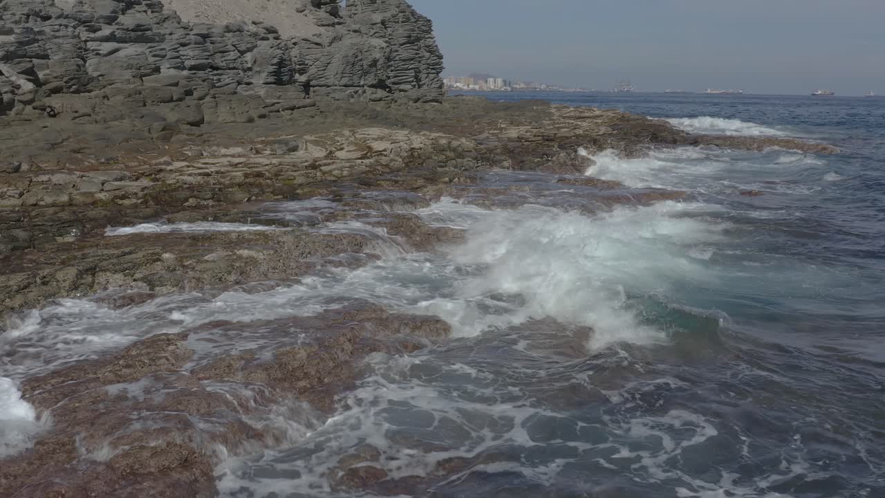 съемка с дрона волн, плещущихся на берегу океана