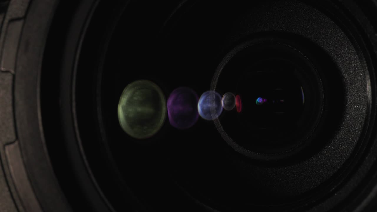 The front lens of the lens is illuminated by a beam of light with glare