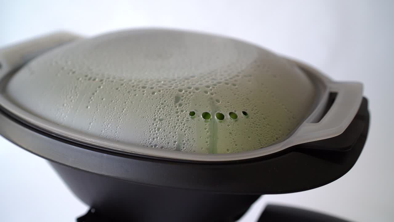 주방 푸드 프로세서 로봇을 사용하여 음식을 찌는 동안 연기와 수분 상승