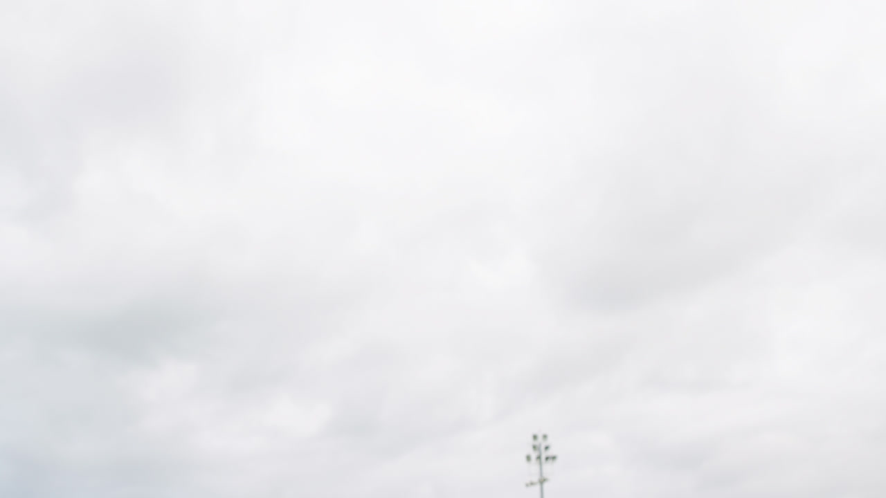 футболист забивает мяч головой.