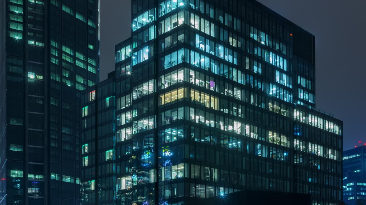 lapso de tiempo transición de día a noche ventanas de oficina parpadeantes luces en el edificio del centro de negocios en el centro de la ciudad. negocio corporativo, alta superficie de vidrio del rascacielos. luz en las ventanas del edificio se enciende y apaga