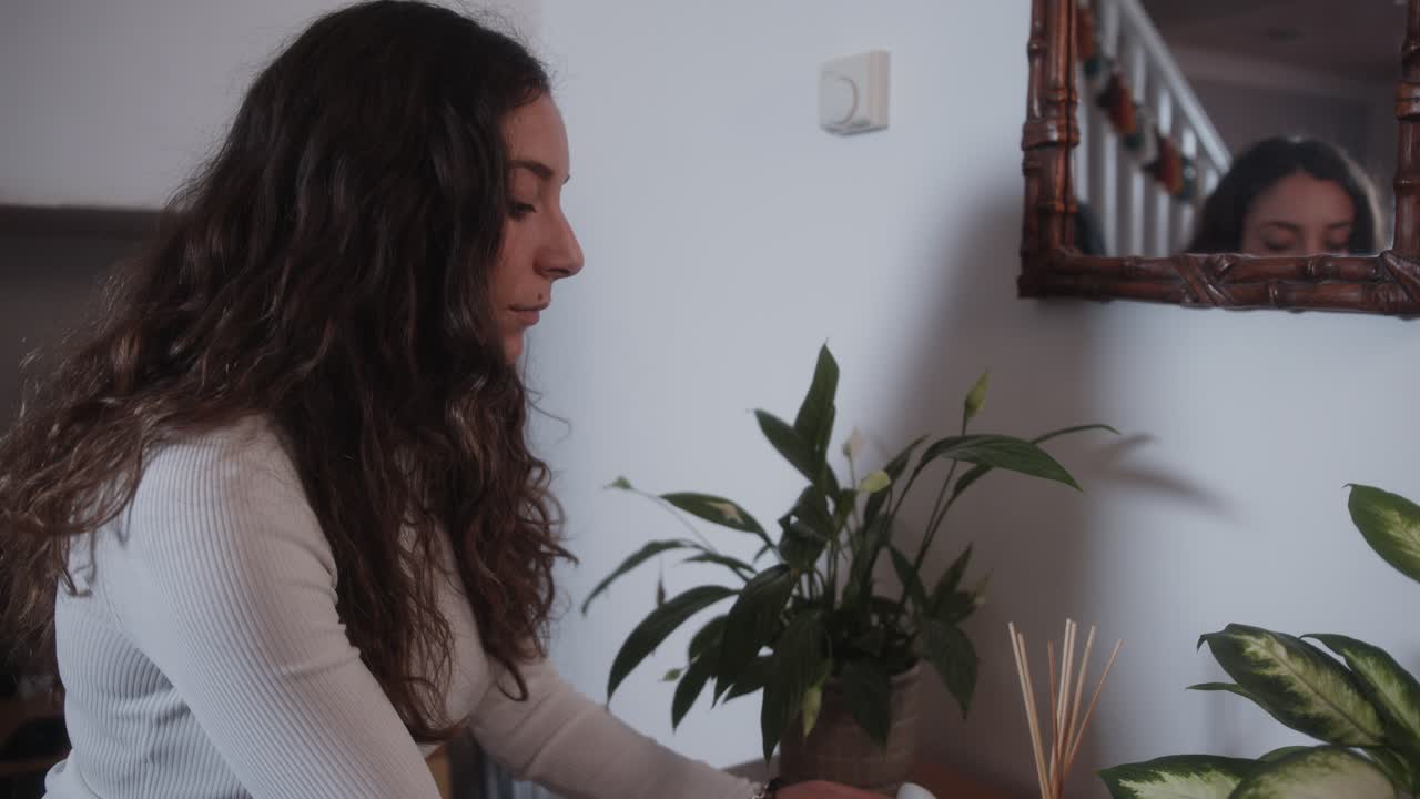 현대 가정 온도 조절기, 생활비 위기 기간 동안 에너지 요금을 절약하기 위해 온도를 낮추는 여성