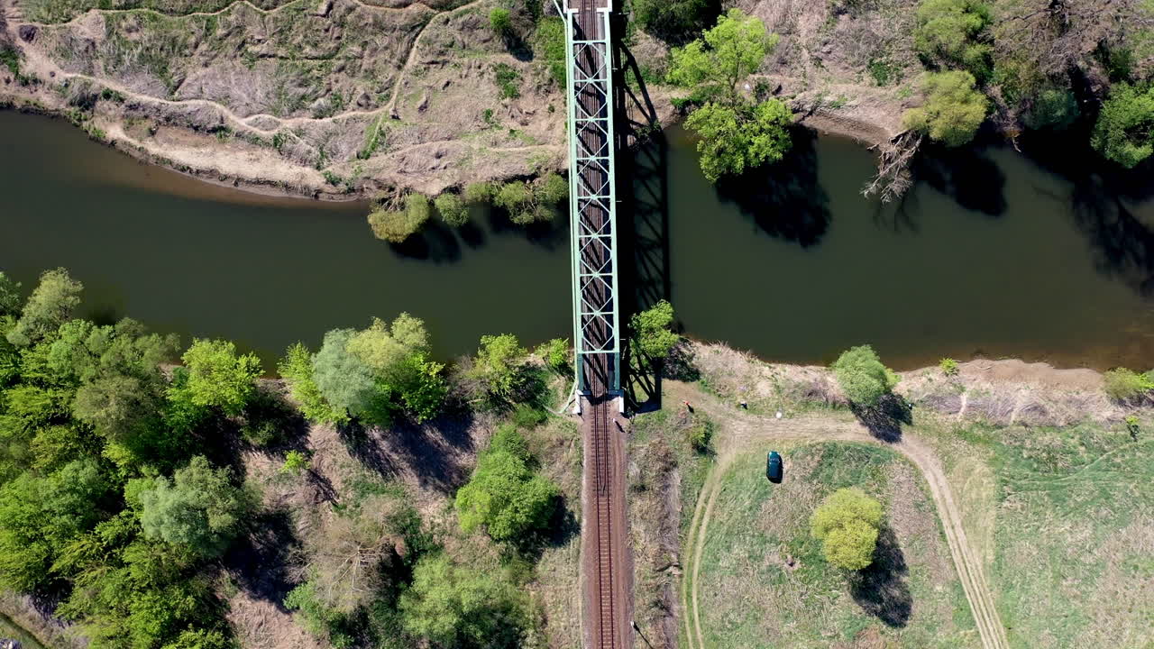 드론이 기차 트랙을 날아다니는 것