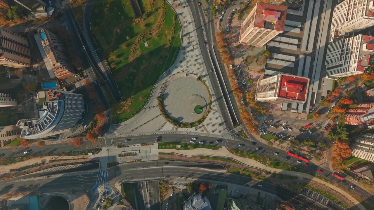 Una vista a volo d'uccello a spirale del Monumento a René Schneider Chereau a Las Condes, Santiago, Cile, in una giornata di sole.
