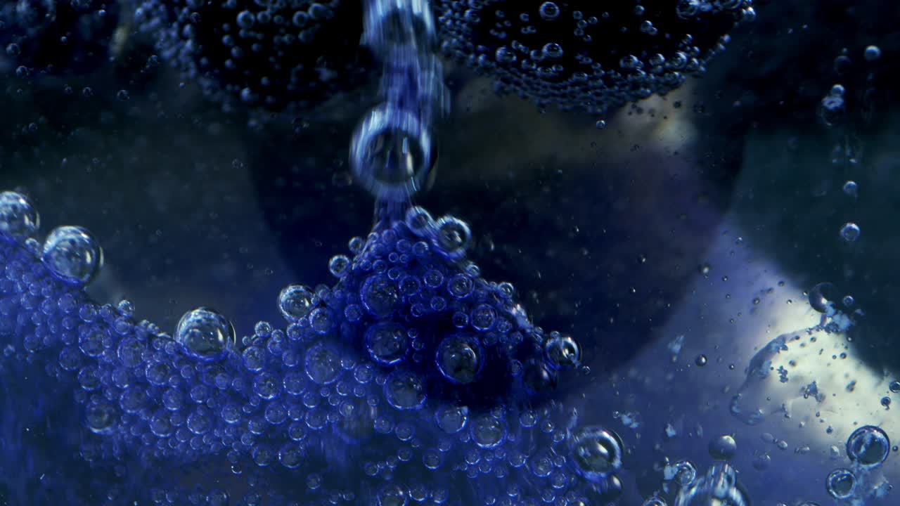 burbujas en aceite y agua con tinta detrás del vidrio