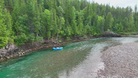 Floßboot-Auf-Flathead-River-Mit-Dichten-Bäumen-In-Der-Nähe-Des-Glacier-National-Park-In-Montana,-USA