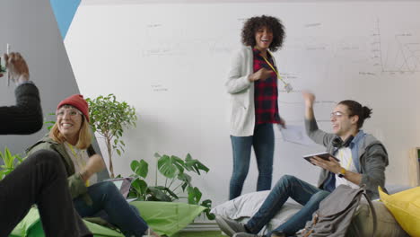 joven grupo de estudiantes de negocios celebrando líder del equipo afroamericano mujer bailando divertido disfrutando de la victoria bailando amigos celebran el trabajo en equipo exitoso en feliz presentación de oficina diversa