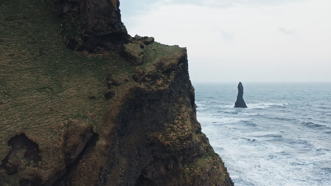 tomada aérea cinematográfica de la playa de arena negra de reynisfjara, vik - islandia