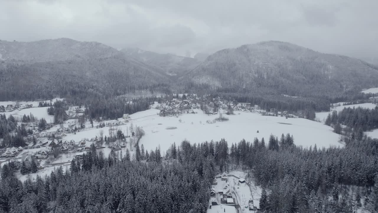 눈 인 산 마을의 공중 사진