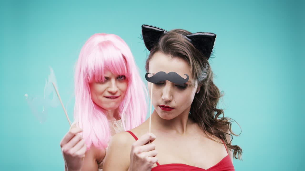 dos mujeres en la cabina de fotos divertidas