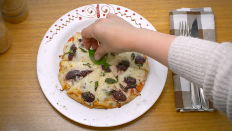 pizza con aceitunas y queso, mediterránea