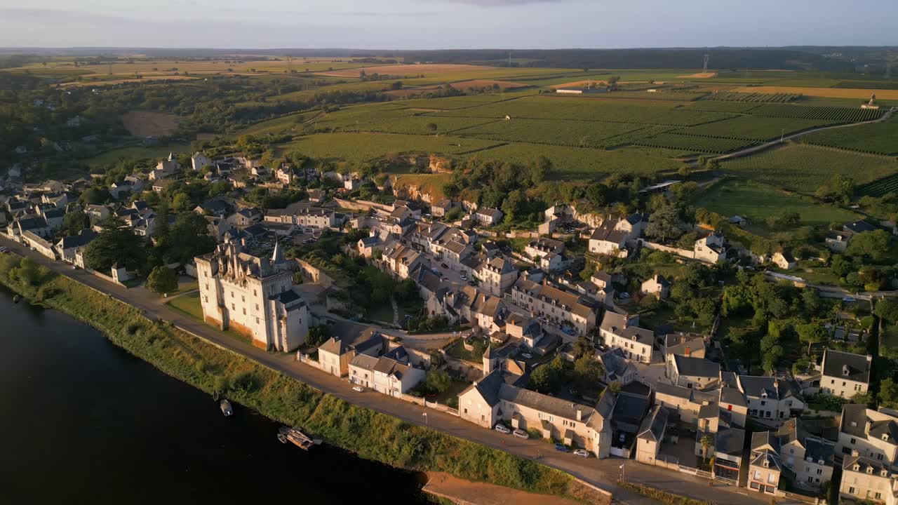 Una vista aerea del villaggio francese di Montsoreau nella Loira, con il suo castello storico e i vigneti, sotto il sole dorato del mattino