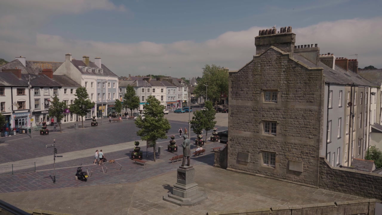 Riprese di una giornata ventosa con nuvole che corrono sopra il castello di Caernarfon, aggiungendo un movimento dinamico. Il castello rimane solido e immobile