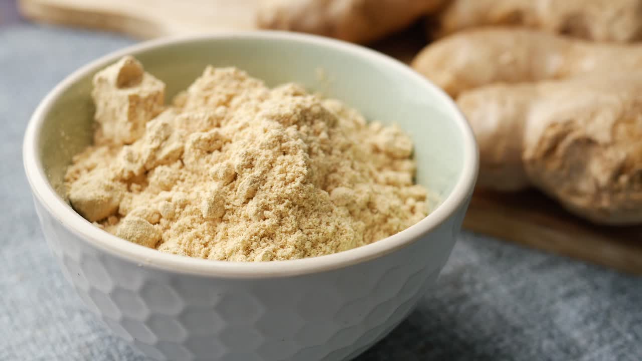 el jengibre en polvo en un tazón