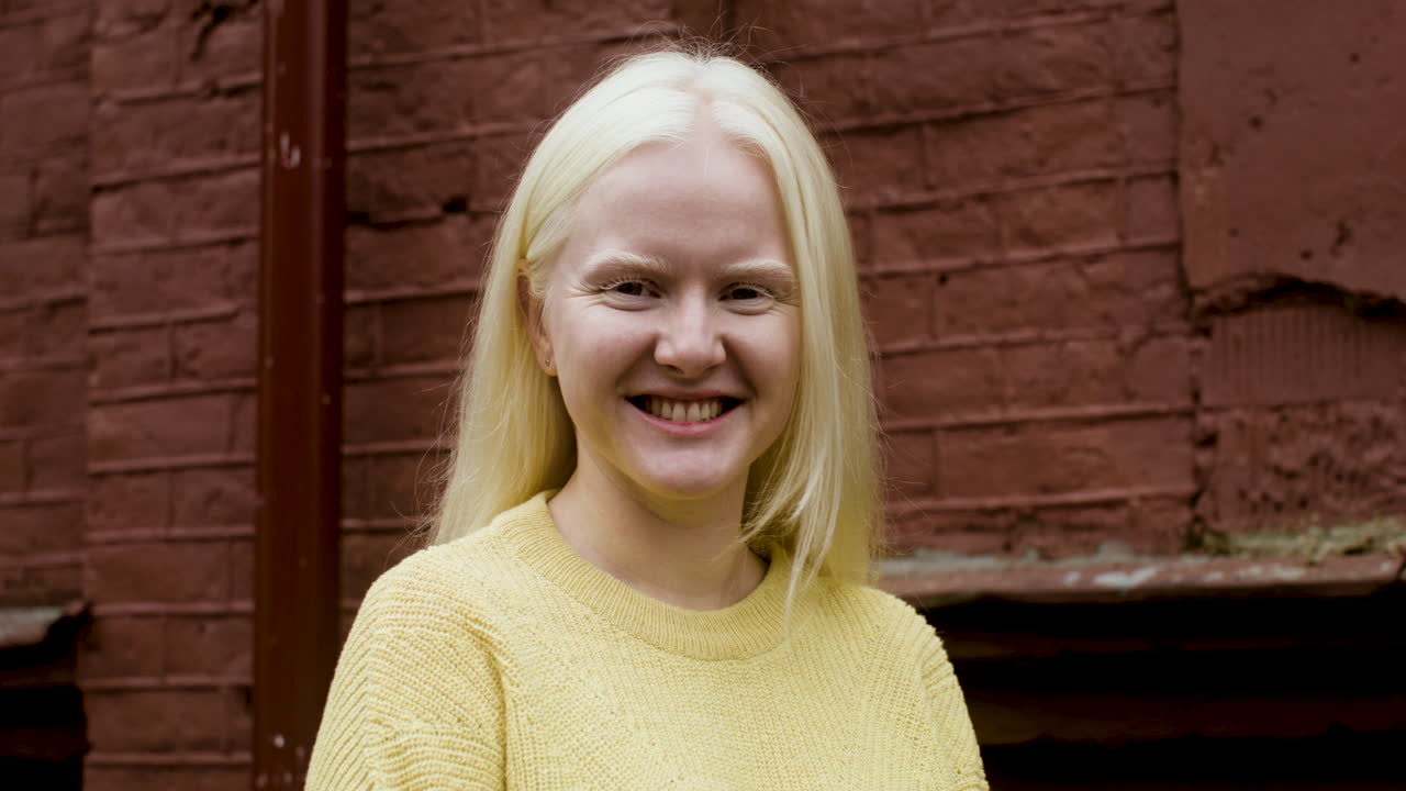 거리에 있는 행복한 젊은 여성