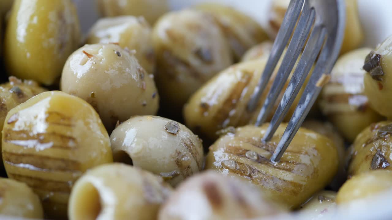 primer plano de aceitunas marinadas con tenedor