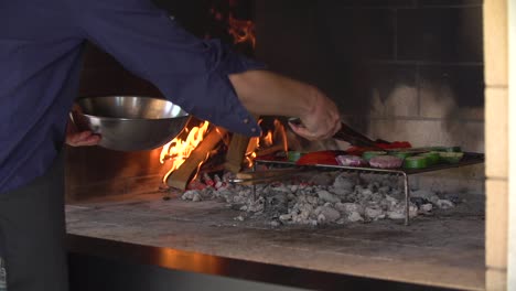 cocinar sacando verduras de la barbacoa.