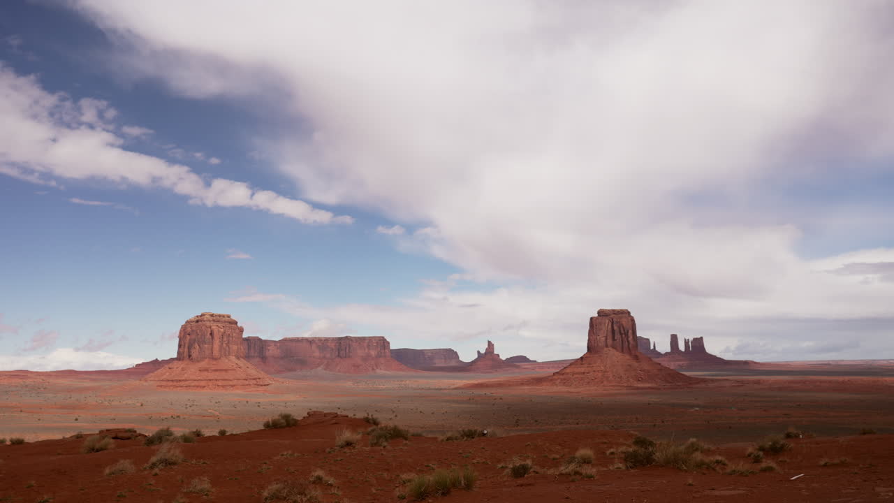 미국 유타 주 모누멘트  ⁇ 리 의 바위 형태 의 파노라마 뷰 광대 한 사막 풍경