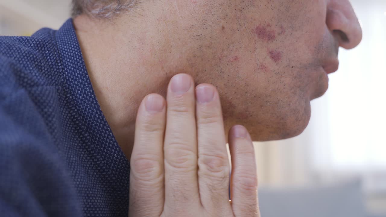 목이 아파서 아픈 성인 남자. 목이 아파서