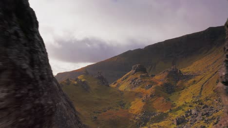 Sobrevuelo-De-Drones-Aéreos-Del-Viejo-Hombre-De-Storr-En-Skye-Escocia-Otoño