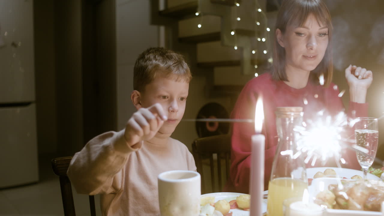 празднование нового года в гостиной.