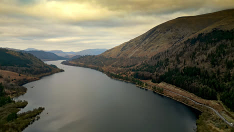 sumérgete en la fascinante belleza de la campiña de cumbria con un vídeo aéreo que muestra el lago thirlmere y las majestuosas montañas.