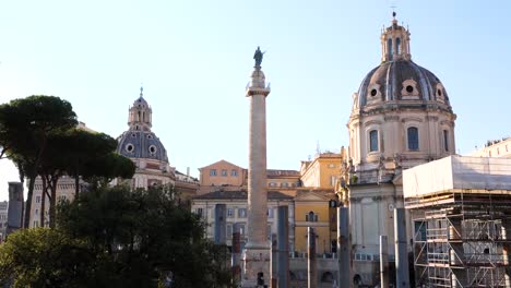 Trajanssäule,-Basilika-Ulpia-Und-Kirche-Santa-Maria-Di-Loreto,-Rom,-Italien