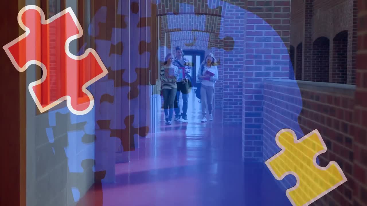 animación de rompecabezas que caen sobre la cabeza humana con formado con rompecabeos y estudiantes en la universidad