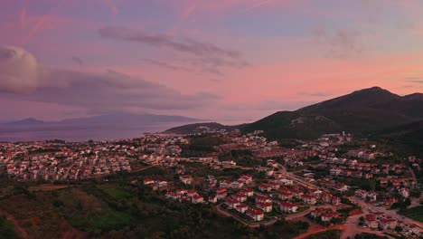 paisaje urbano nocturno de la ciudad de datça bajo un espectacular paisaje nublado al atardecer, vista de drones, provincia de muğla, turquía