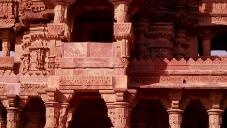 Antike-Hinduistische-Tempelarchitektur-Mit-Hellem-Himmel-Aus-Einzigartigem-Blickwinkel-Bei-Tagesaufnahme-Im-Mandore-Garden-Jodhpur-Rajasthan-Indien