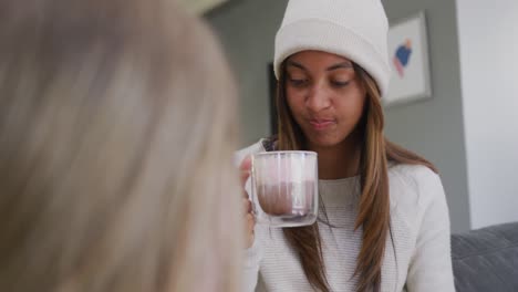 Fröhliche,-Vielfältige-Teenager-Freundinnen,-Die-Zu-Hause-Kaffee-Trinken-Und-Reden,-Zeitlupe