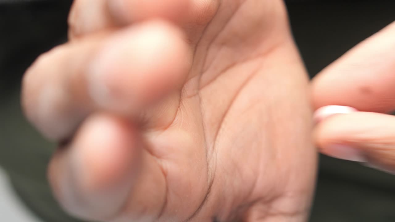 약을 들고 있는 손