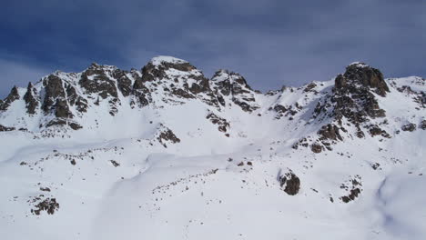 Vuelo-De-Drones-De-Invierno-Sobre-Las-Montañas-De-Mestia-En-Gerorgia