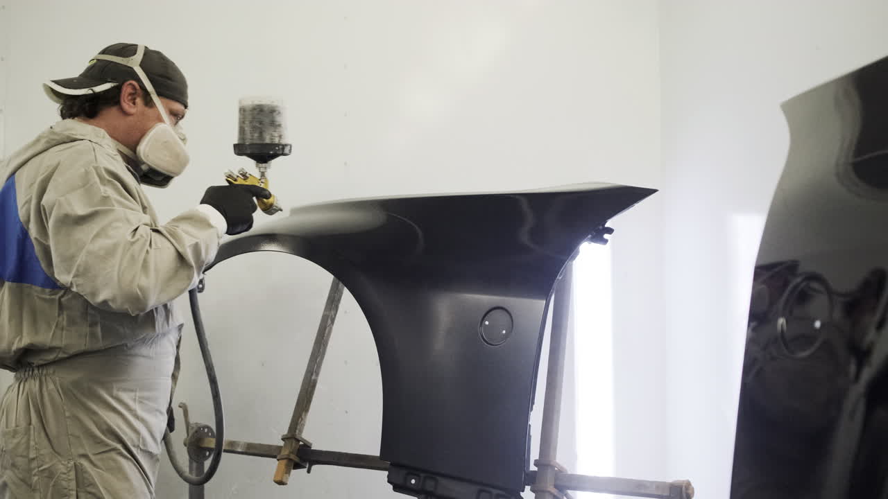 수리 가게 에서 자동차 펜더 페인팅