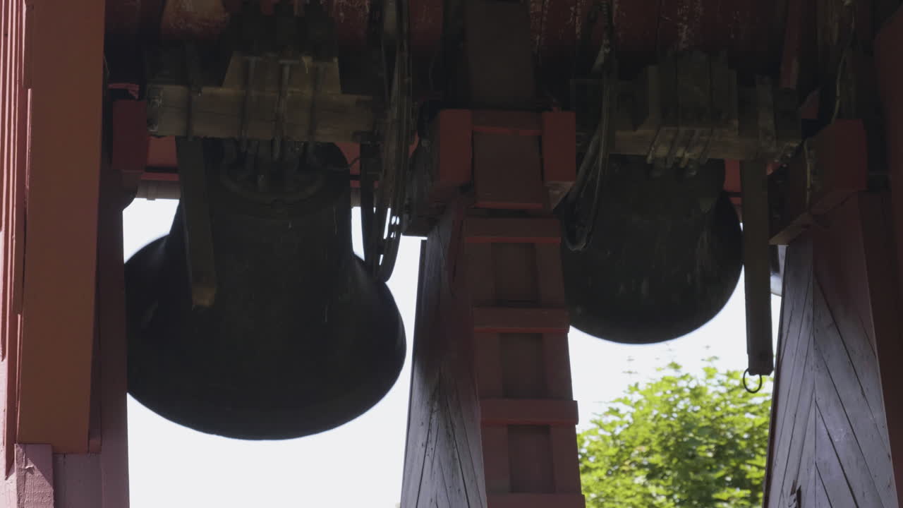 두 개의 교회 종이 함께 울리는, 느린 동작, 근접