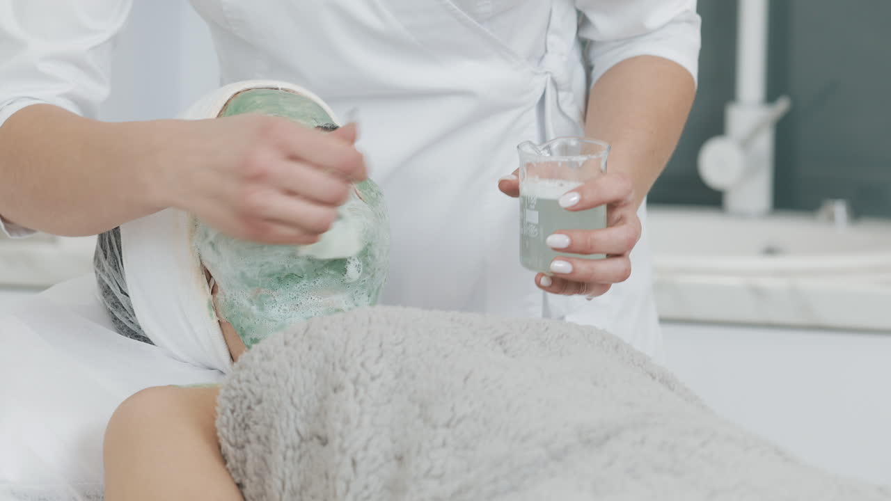 mujer que recibe tratamiento facial