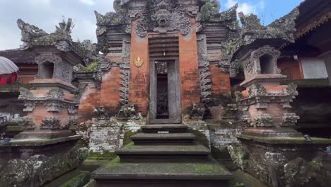 Palacio-Real-De-Ubud:-Intrincada-Arquitectura-Del-Templo-En-Resolución-4k