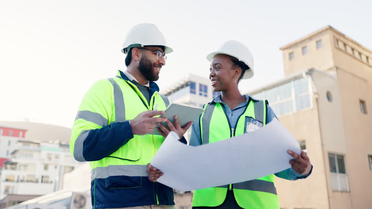 ingenieros de construcción que revisan los planos