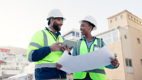 ingenieros de construcción que revisan los planos