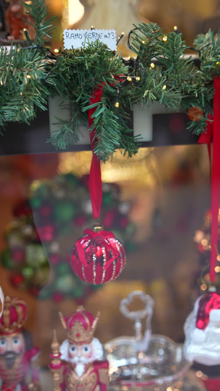 vitrina de navidad con adornos y decoraciones