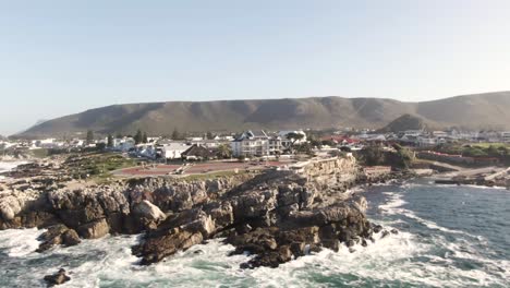 Wellen,-Die-Gegen-Die-Felsige-Klippe-Des-Aussichtspunkts-Und-Des-Getriebepunkts-In-Südafrika-Schlagen