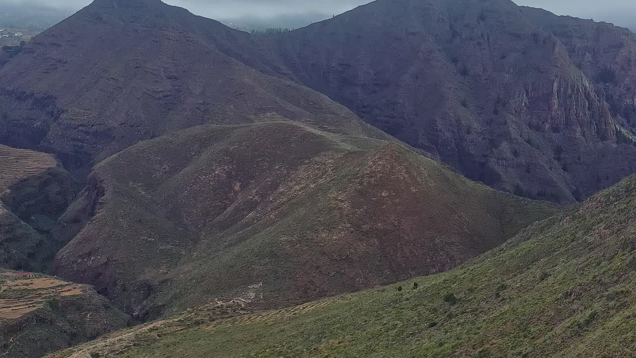 Montagne a Tenerife, Spagna, con nuvole sopra il paesaggio
