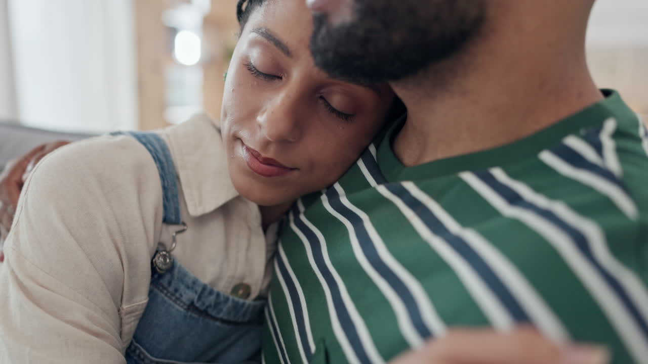 relajar la cara, el amor y el abrazo de pareja