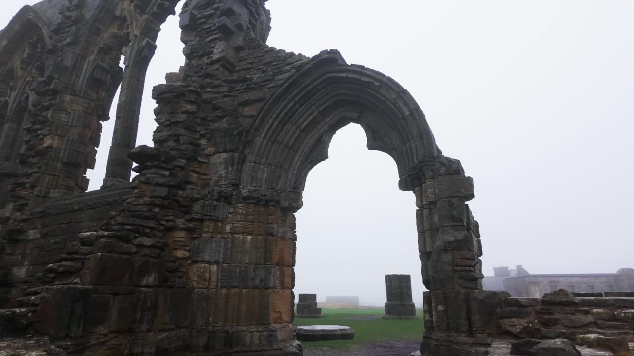 Abbazia di Whitby ora in rovina e formalmente un'abbazia benedettina, situata a picco sul mare sulla costa orientale dell'Inghilterra