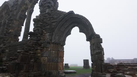 whitby abbey ahora abandonada y formalmente una abadía benedictina y está situada con vistas al mar en la costa este de inglaterra