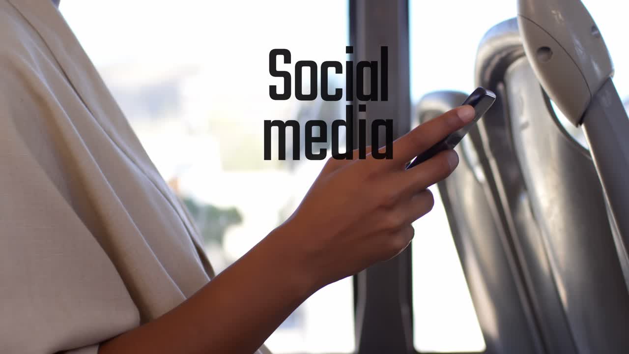 Animation af social medietekst over en kaukasisk kvinde, der bruger smartphone.