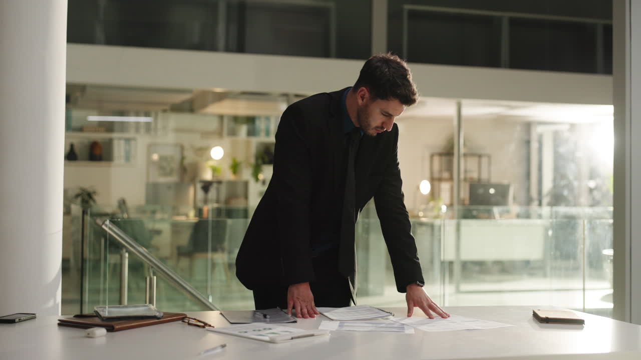 hombre de negocios revisando documentos en una oficina moderna